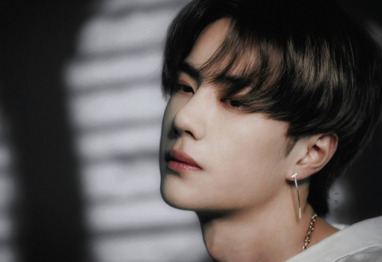 王一博被没收手机委屈地偷看!身后背景墙抢眼,乐华不变的传统?