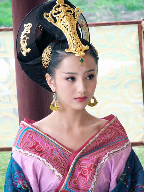 佟丽娅演艺路遭滑铁卢,完美人设崩塌,瞪眼睛媲美杨颖