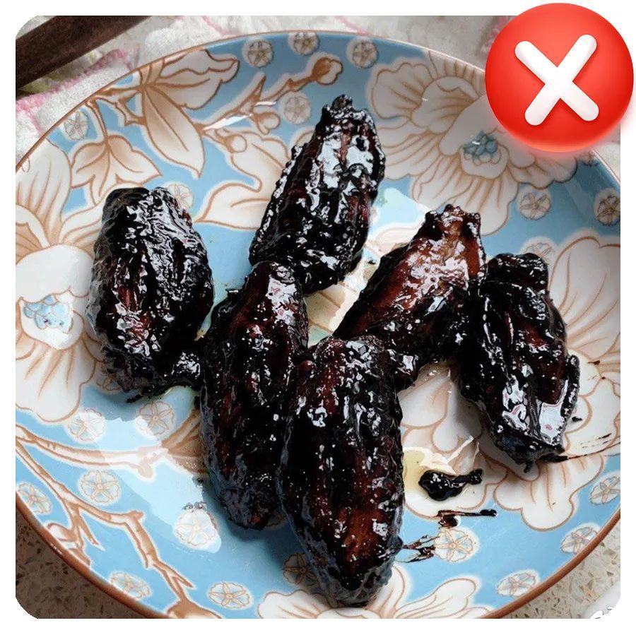 绿色可乐做的鸡翅 煤炭嘎嘣脆 3. 以下图中,哪张是烧焦募鸡腿?