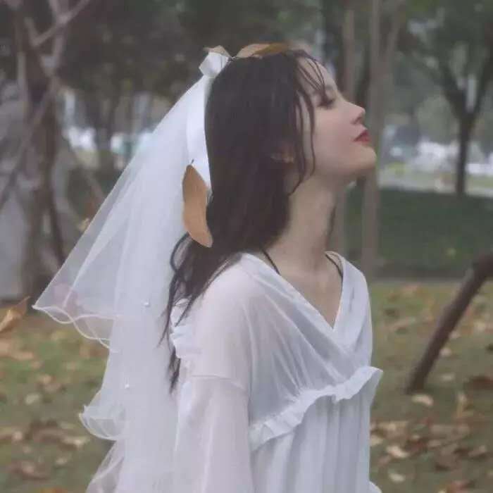 《女生头像》每个女孩子心里都有一件喜欢的婚纱吧