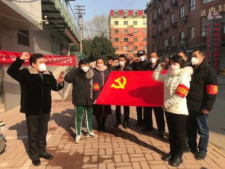 通过这么多天在社区的工作,看到大家都佩戴着党员志愿者的袖标每日