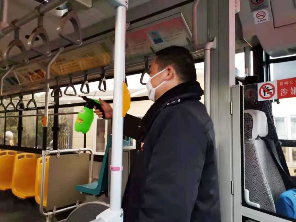 疫情防控期间 为了让市民乘坐放心车 常熟常运公交公司多措并举,联防