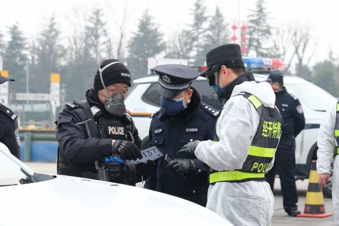2020年2月1日,警察在西安未央南高速路口检查入城车辆.(秦岭/图)