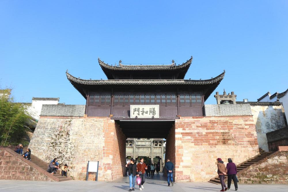 它是歙县徽州古城的象征,东方的凯旋门,400年石牌坊不