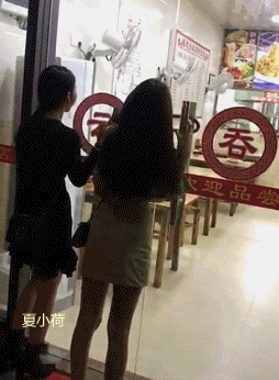 搞笑gif趣图:第一次带女朋友回家,活生生被大公鸡给赶走了!