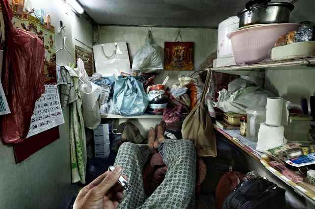 香港普通人生活状态:一家人挤在20平房子里,都不愿去内地生活