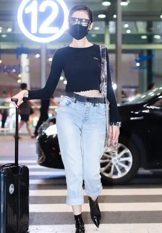 张天爱穿"瑜伽服"赶飞机!外套被风撩开的一刻,路人大叔眼神太真实了