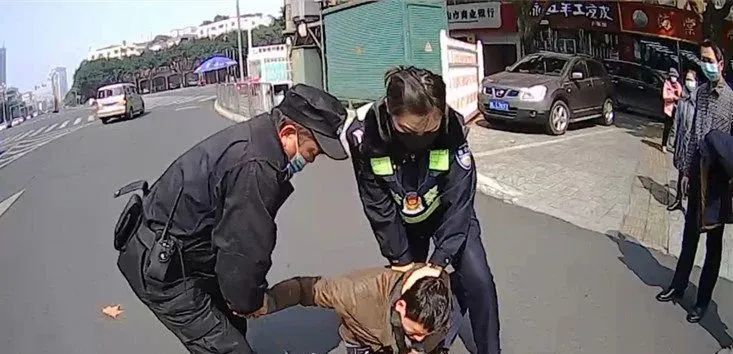 被抓后,竟向民警吐口水!