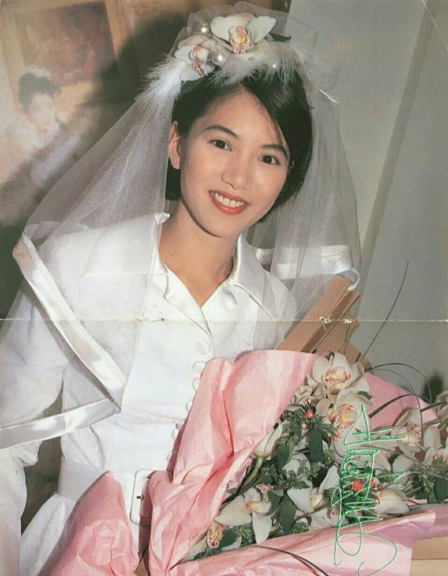 袁咏仪30年前的港姐照,经典复古港风妆容,冠军气质依然令人难忘