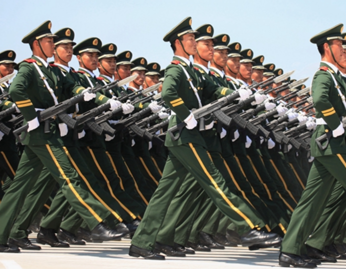 此国崇拜中国阅兵仪式,士兵走中式正步,出场一律喊中文口号