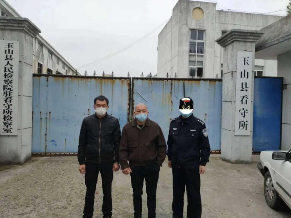 玉山这两兄弟非法电鱼还用石头砸民警