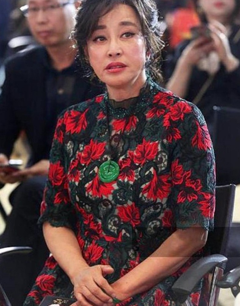 67岁刘晓庆真奢侈,穿印花裙配超大珠宝,妆化得再浓也难掩老态!