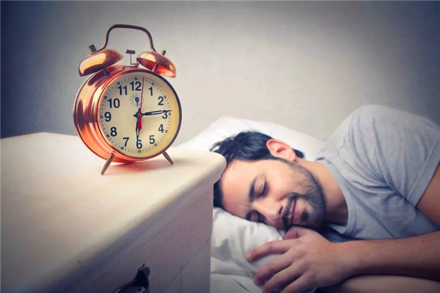 睡眠不足会影响身体健康,但睡眠过多伤害也不小,知道的越早越好