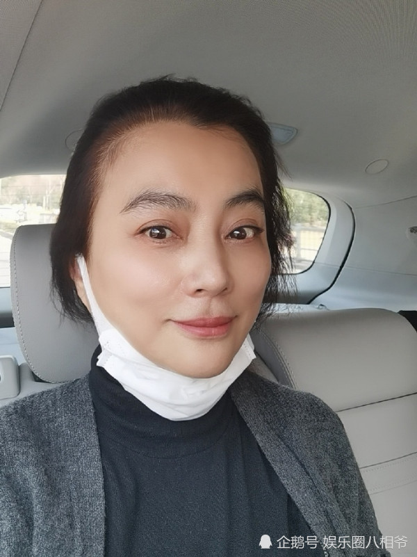 57岁李玲玉素颜近照曝光,皮肤白皙细腻,端庄漂亮气质好