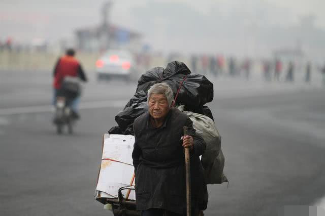 "天津一物业人员暴打拾荒老人,行拘10天",我们看到了什么?