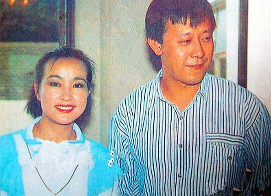 1993年,刘晓庆为了帮姜文做导演,把母亲和妹妹搜刮得一干二净