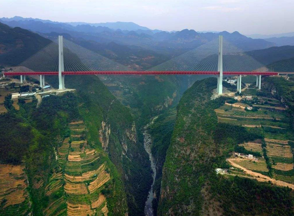 世界上最高的大桥,位于我国两省交界处,被誉为"架在云