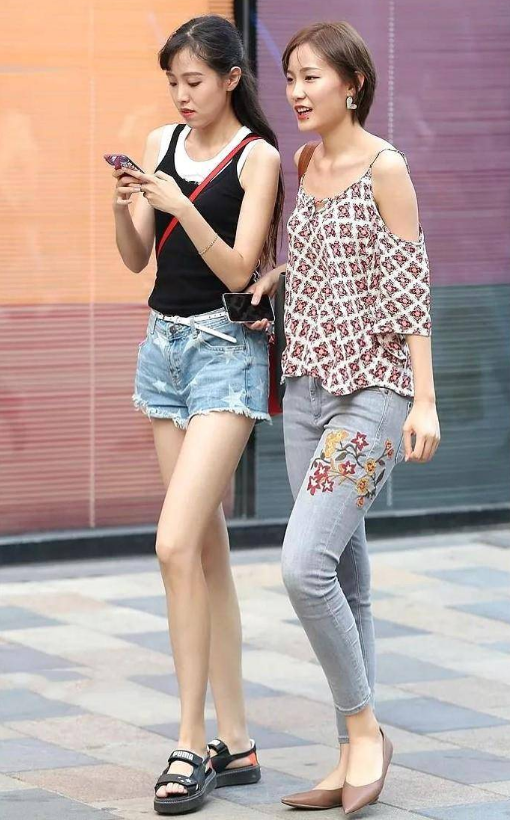 街拍美图:五张甜美白皙的闺蜜小姐姐,穿搭不拘一格,时尚感很强!