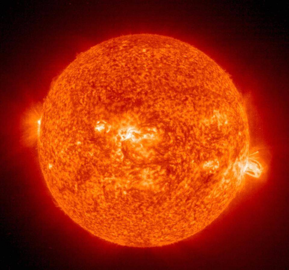 由于太阳和其与地球各个磁场,原子和中子之间的相互作用而真实的,正在