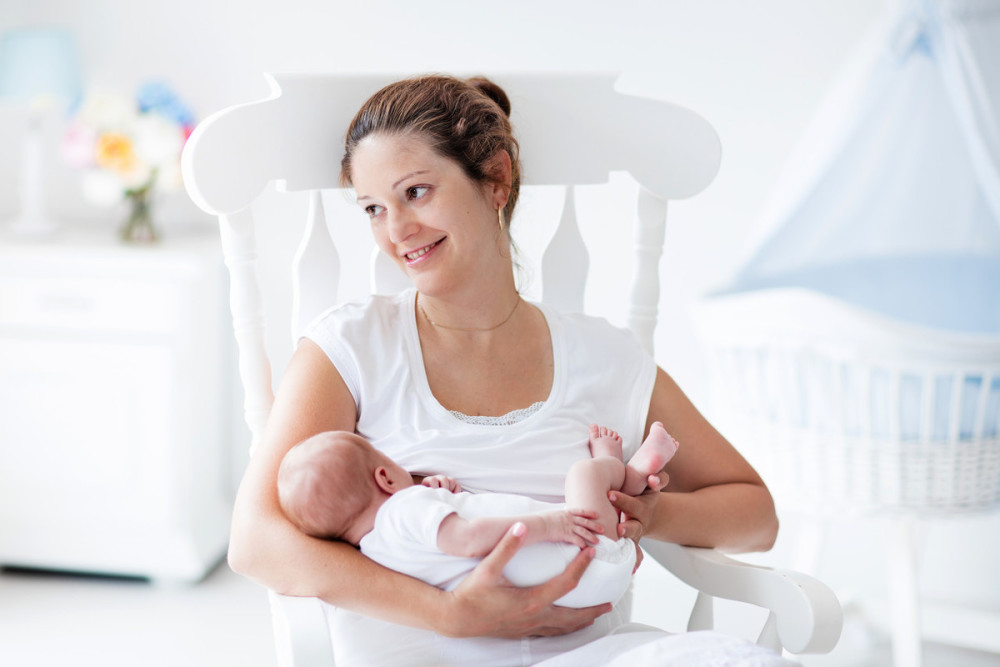宝宝频繁吃母乳,睡眠时间很短,爸妈或许忽视了三个方面的问题