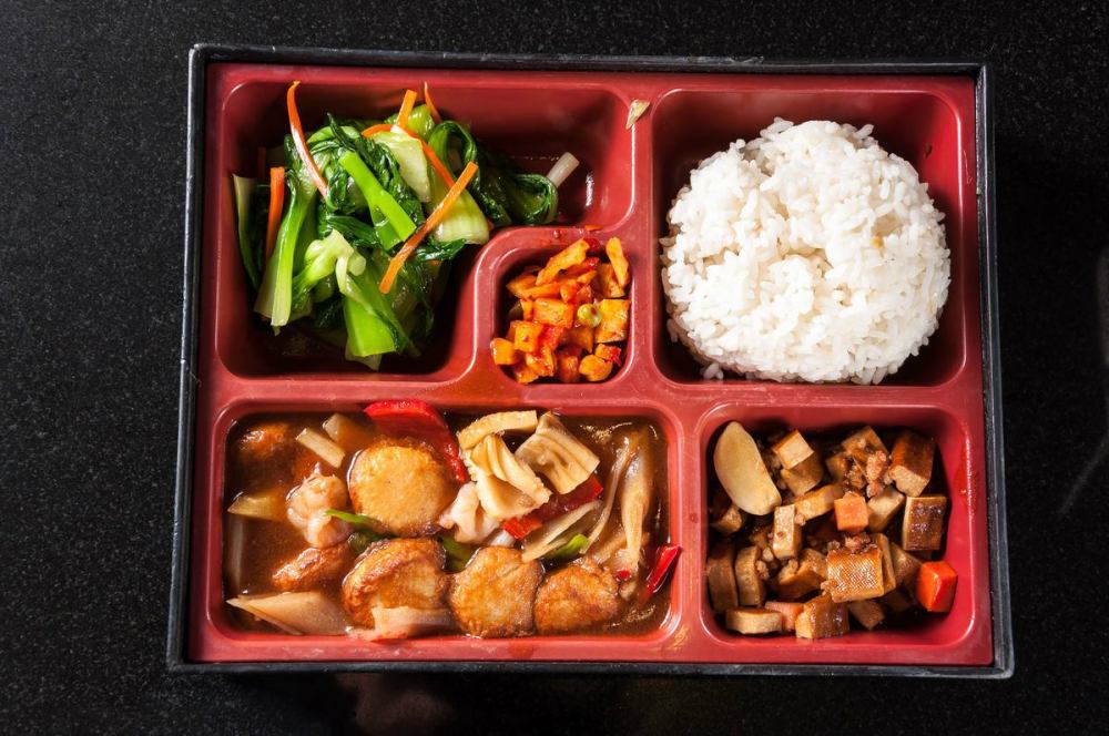 中国经典的盒饭一般是两荤两素,能够满足生活在同一地区,不同家乡人的
