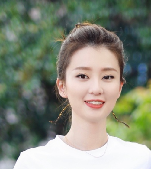 乔欣坐实富二代?在家晒自拍照,意外暴露豪宅内景,限制