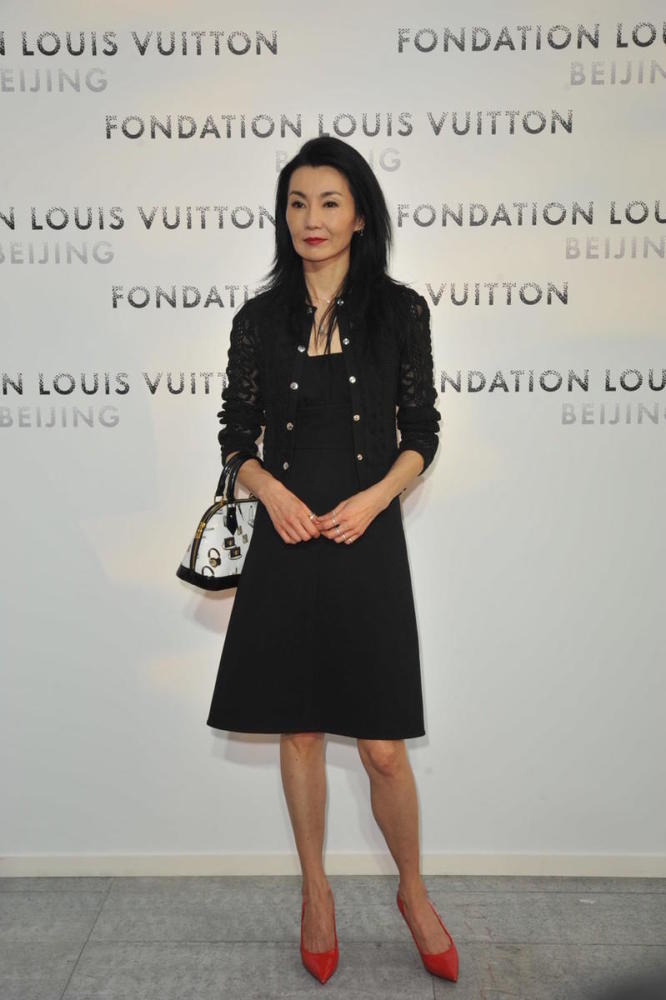 张曼玉颜值回春美得惊艳!黑色连衣裙搭配外套低调知性
