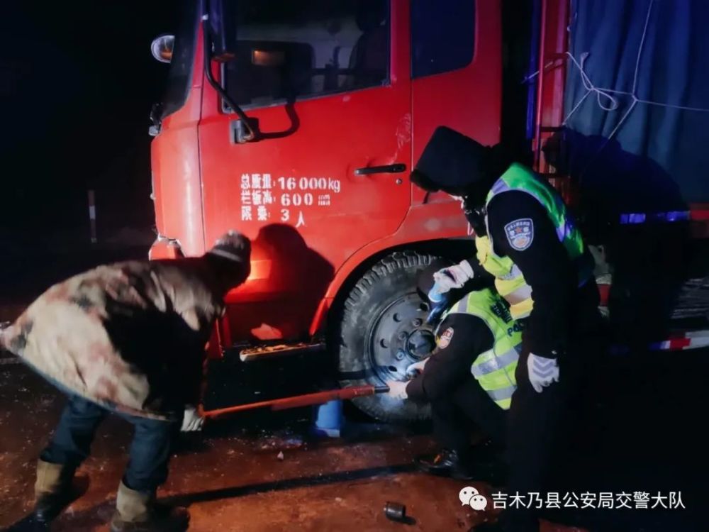 货车爆胎停路边 交警现身保平安