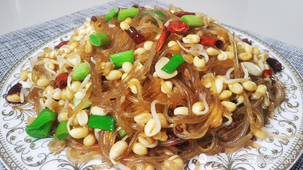 豆芽炒粉条,地道家常菜,教你一个小技巧,豆芽入味,越嚼越香