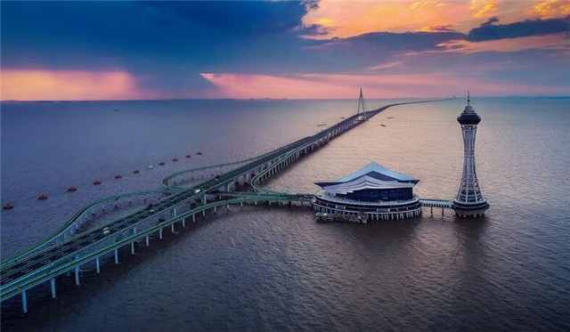 海天一洲是国家aaaa级旅游景区,位于杭州湾跨海大桥中部,南航道以南1