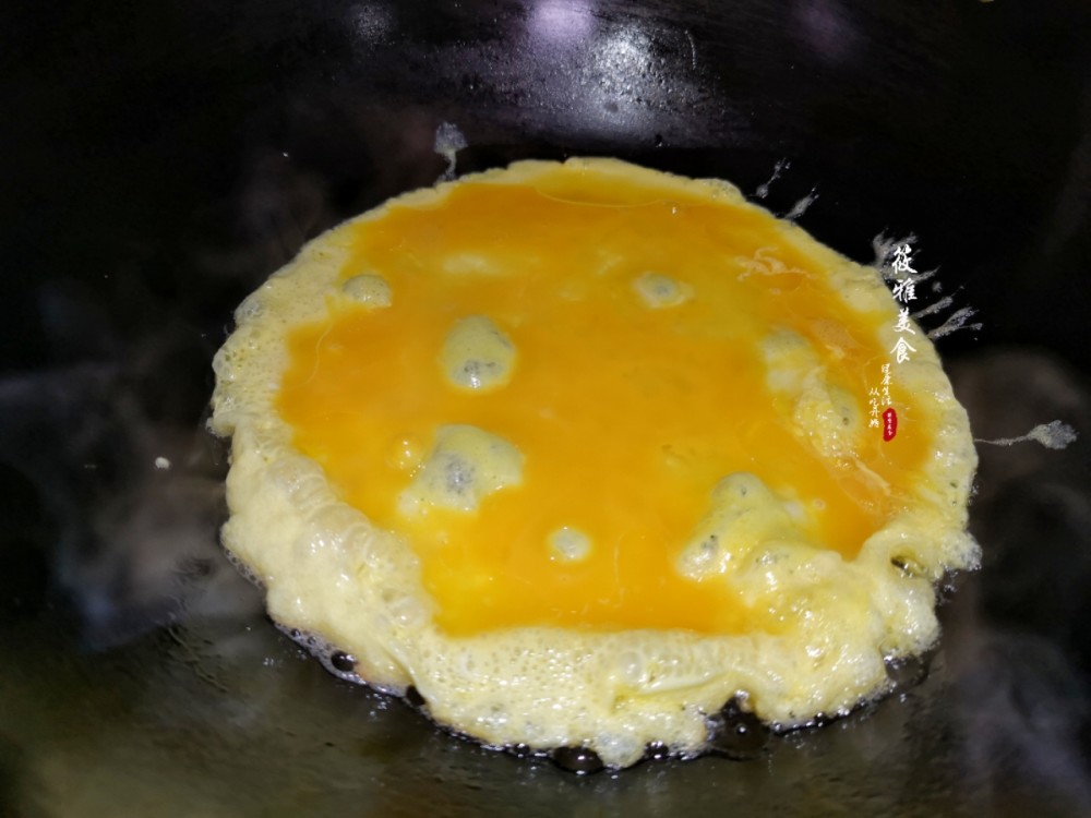 煎鸡蛋,不能直接下油锅,多加1步,蓬松又酥脆,香飘满屋