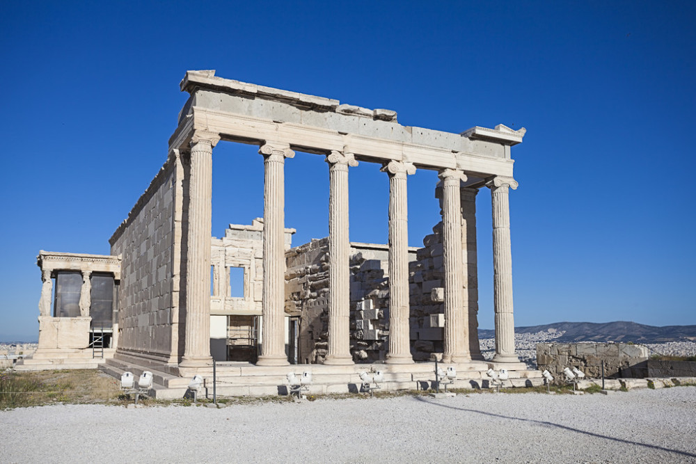 雅典女神庙,座落于雅典卫城.建于438b.c.是古希腊建筑的典型例子