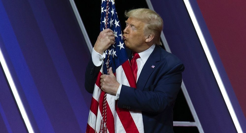 2020年3月1日,美国总统特朗普在美国保守联盟大会上再次表演拥吻美国