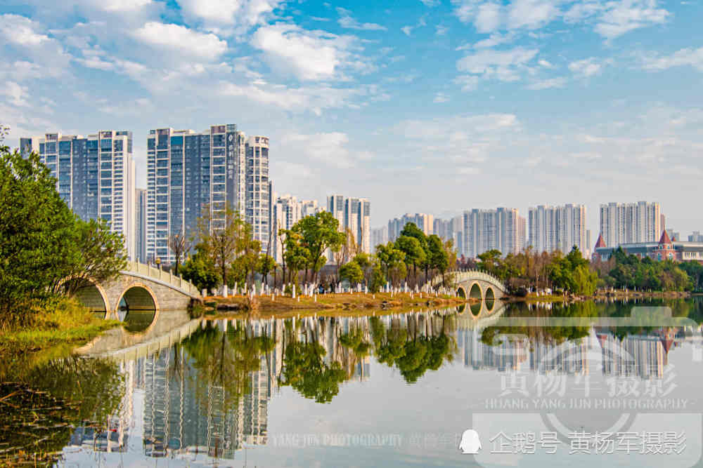 江西赣州城市中央公园:天空千姿百态的迷人云朵,拔地而起的高楼