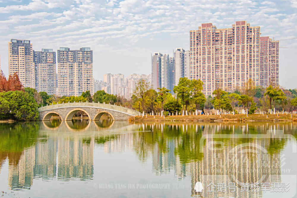 江西赣州城市中央公园:天空千姿百态的迷人云朵,拔地而起的高楼