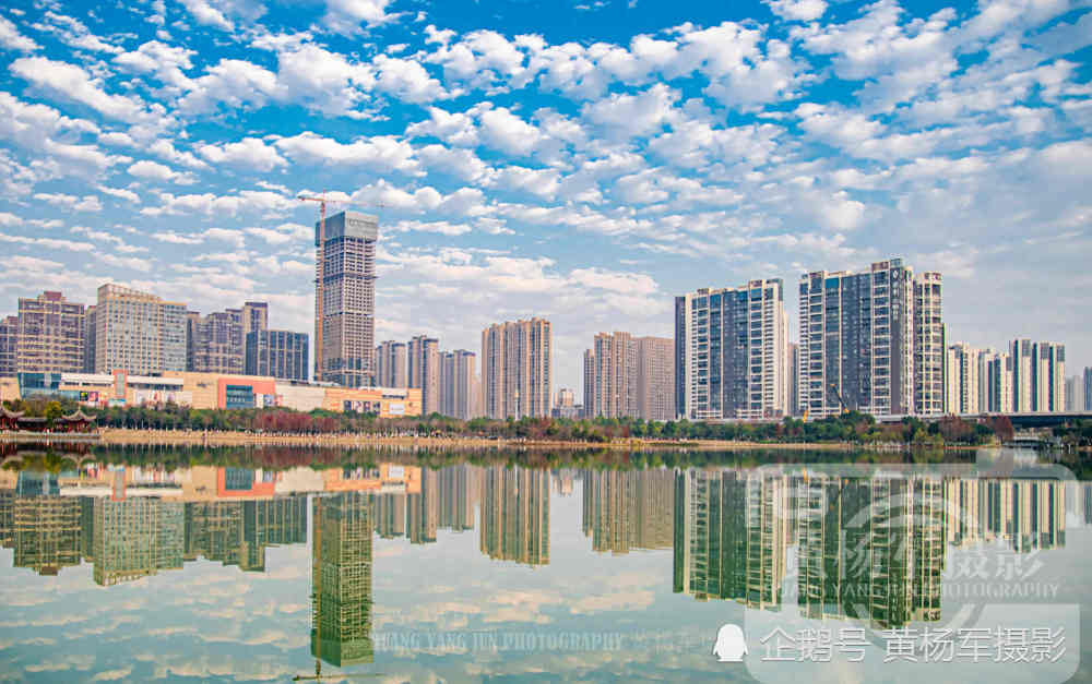 江西赣州城市中央公园:天空千姿百态的迷人云朵,拔地而起的高楼