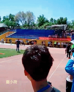 搞笑gif趣图:第一次带女朋友回家,活生生被大公鸡给赶走了!