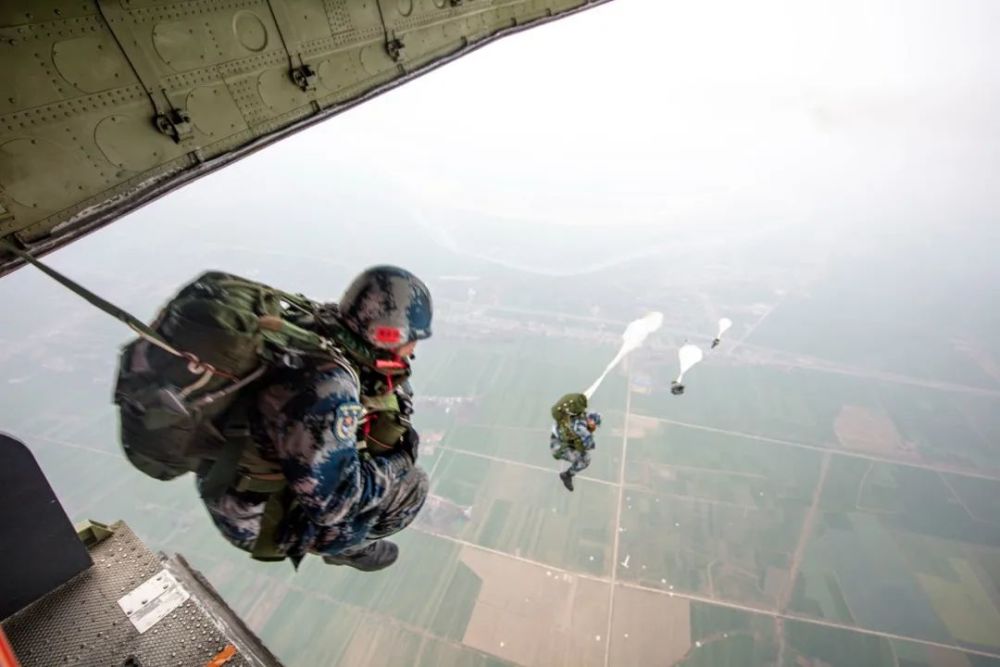 空降兵某旅新兵首次大飞机跳伞训练掠影