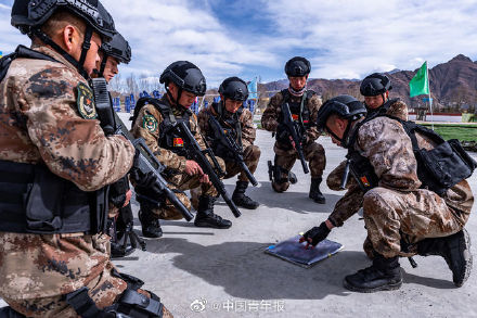 西藏军区某特战旅展开高海拔地区反恐实兵演练