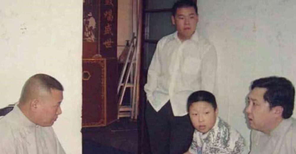 德云社旧照片郭德纲乌黑头发带银项链于谦和媳妇卖萌岳云鹏站姿耍帅郭