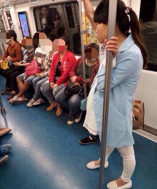 老人地铁上逼孕妈让座,小学生站出来这样说,众人称赞不已