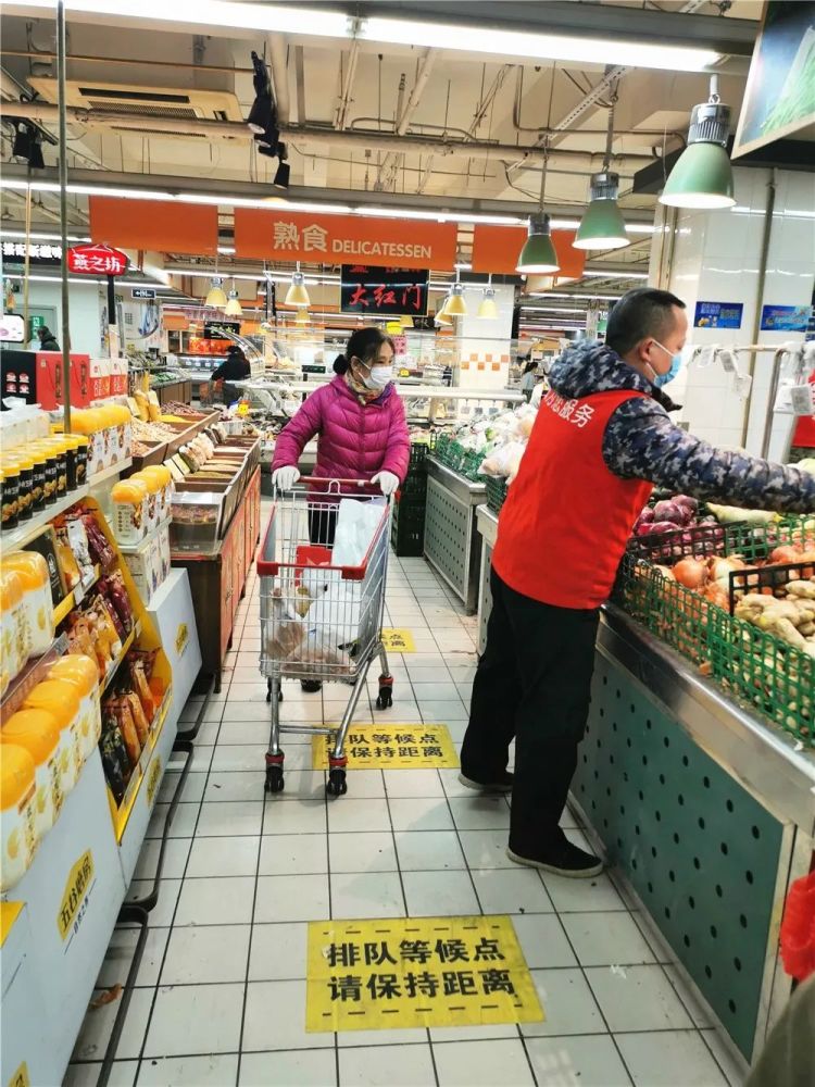 东城超市全面推行高峰期限流和"一米线"购物制度