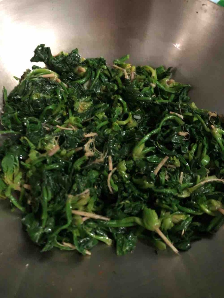 8.将焯好的菠菜放入锅中,若锅中太干可倒清水,翻炒.