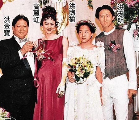 洪金宝与前妻生四子,再娶混血大美人,孩子当亲妈孝顺