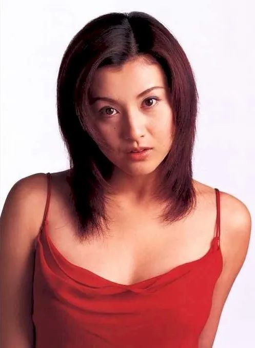 这一时期的藤原纪香更为性感艳丽,更具抓力 1997年在《猫眼三姐妹》中