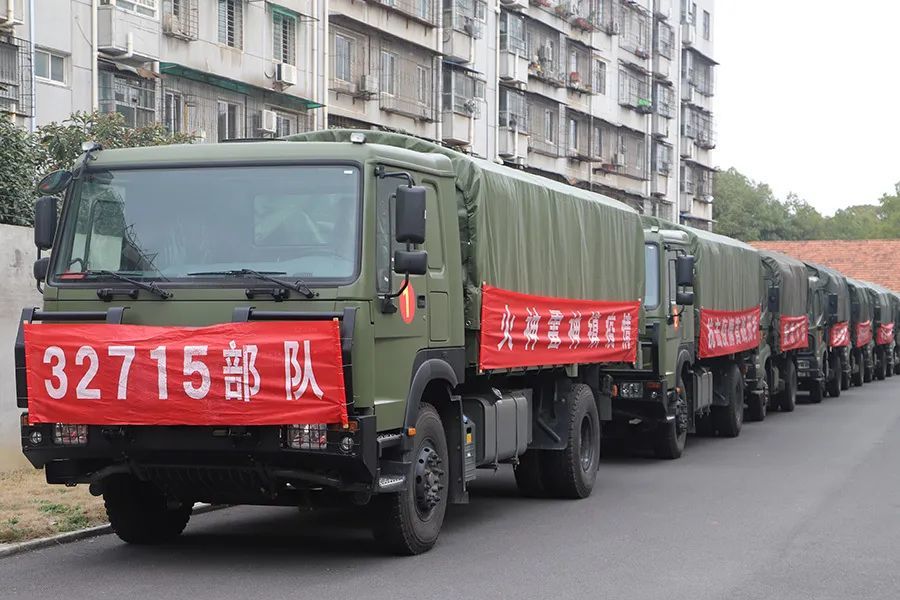 一辆辆军用运输车行驶在武汉三镇的街道,一车车物资源源不断送往新冠