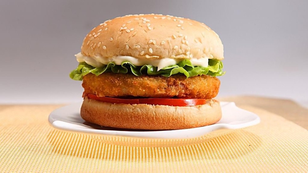 英国素食女子进肯德基买素汉堡,咬三口发现有鸡肉,遭店员取笑