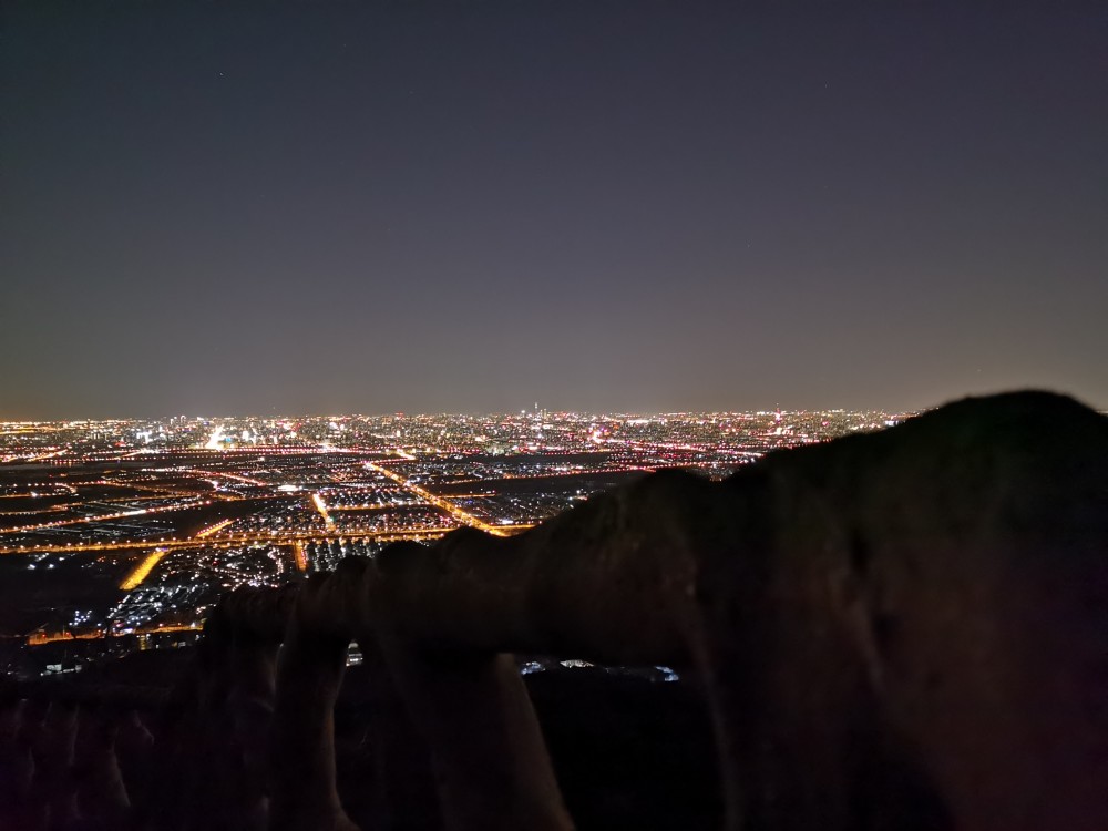 香山的几块普通山石,却成为可以俯瞰北京夜景的拍照秘境