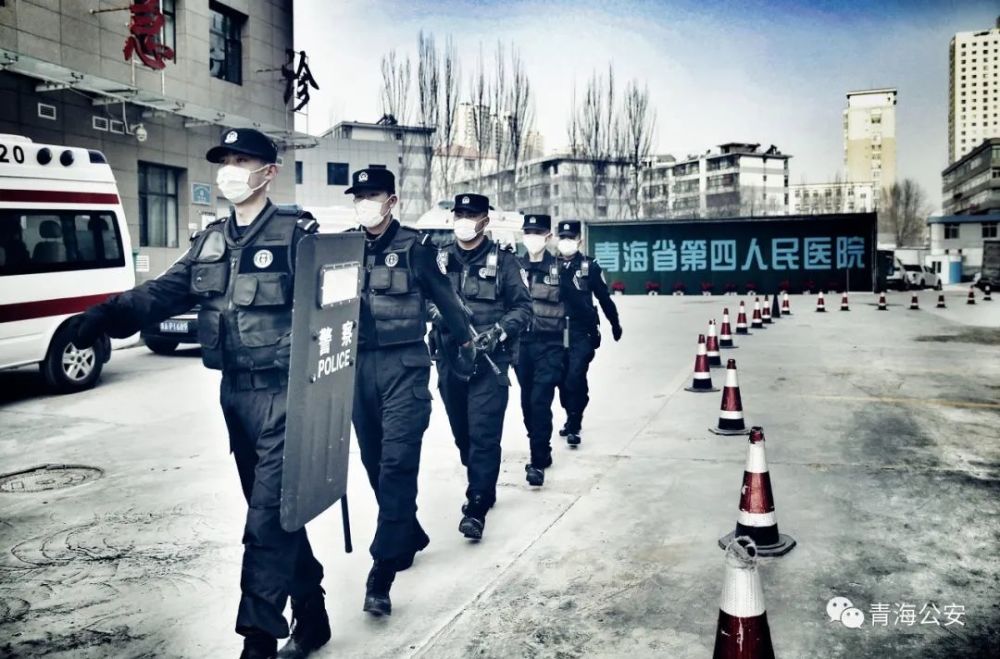 2月18日,西宁市公安局特警支队四大队民警在青海省第四人民医院巡逻.