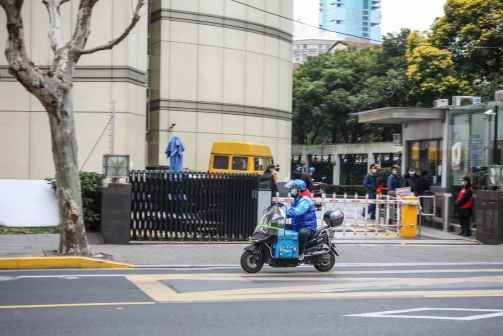 上海街头的外卖员 许康平摄/光明图片